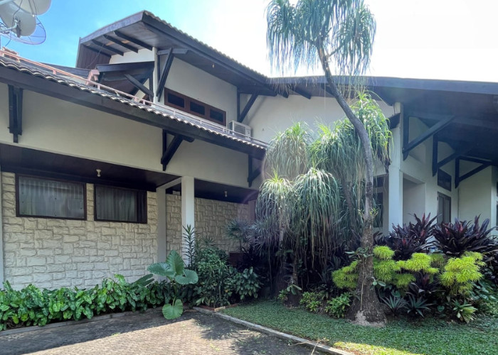 RUMAH TANAH NGANTONG, DENGAN PRIVATE POOL DI KEMANG JAKARTA