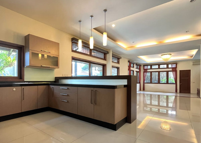 RUMAH TANAH NGANTONG, DENGAN PRIVATE POOL DI KEMANG JAKARTA