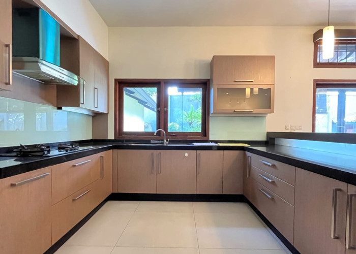 RUMAH TANAH NGANTONG, DENGAN PRIVATE POOL DI KEMANG JAKARTA