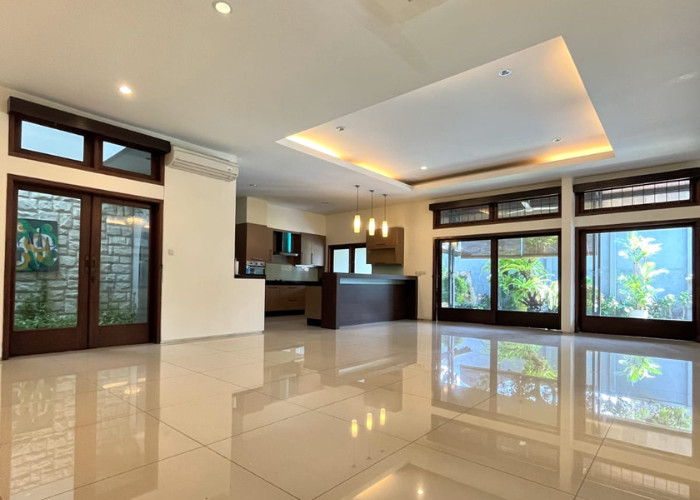 RUMAH TANAH NGANTONG, DENGAN PRIVATE POOL DI KEMANG JAKARTA