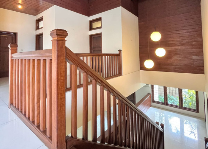 RUMAH TANAH NGANTONG, DENGAN PRIVATE POOL DI KEMANG JAKARTA