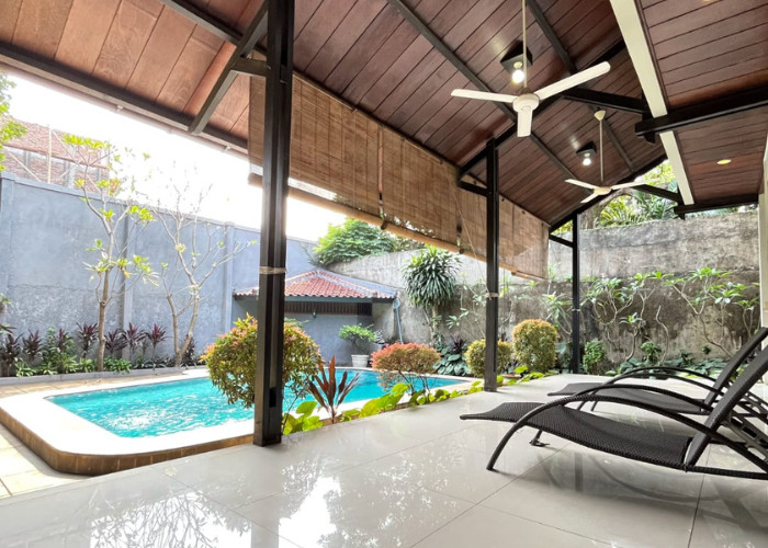 RUMAH TANAH NGANTONG, DENGAN PRIVATE POOL DI KEMANG JAKARTA