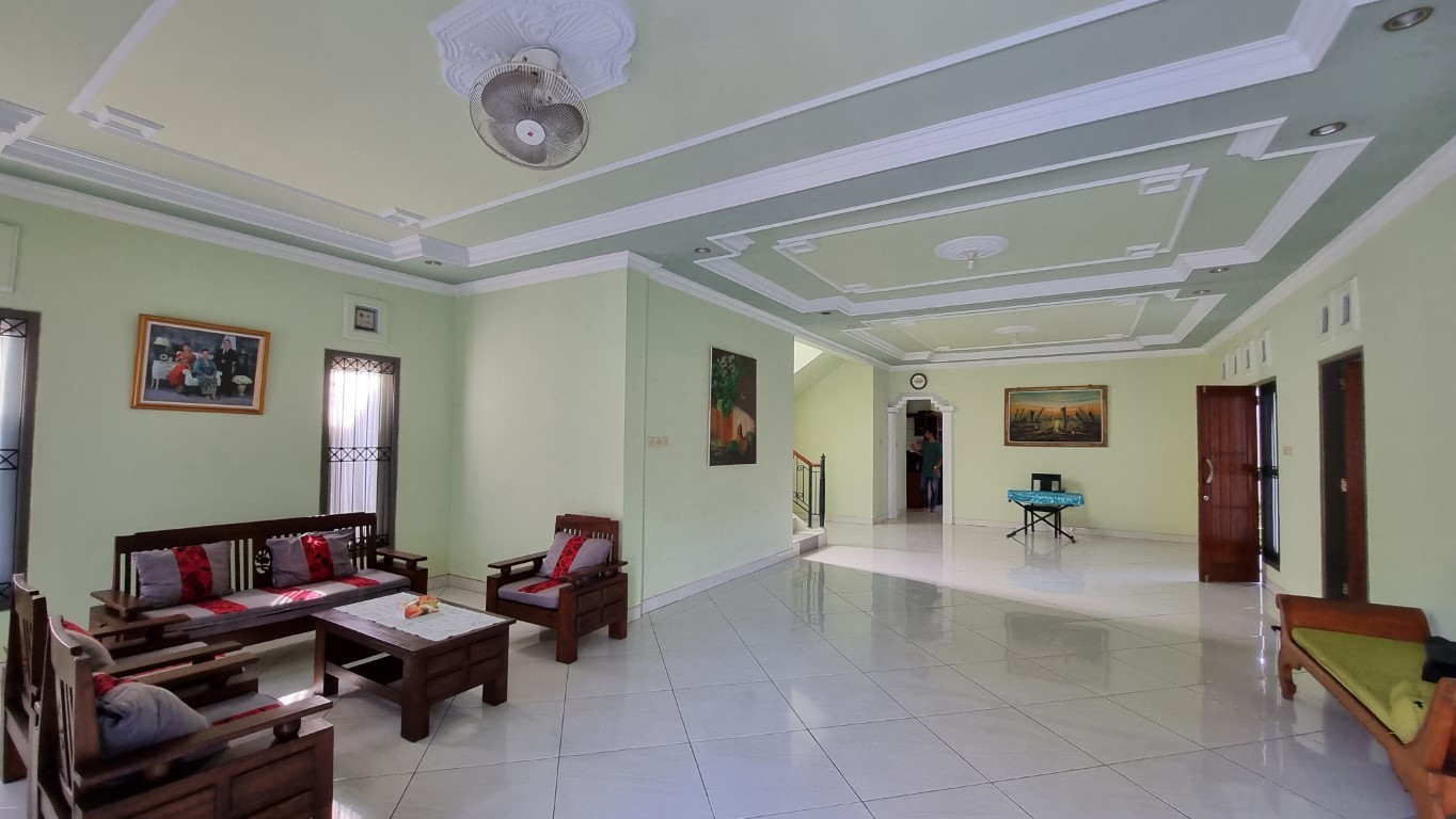 RUMAH BESAR DENGAN PRIVATE POOL DI SESETAN DENPASAR