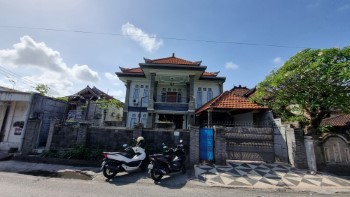 RUMAH BESAR DENGAN PRIVATE POOL DI SESETAN DENPASAR