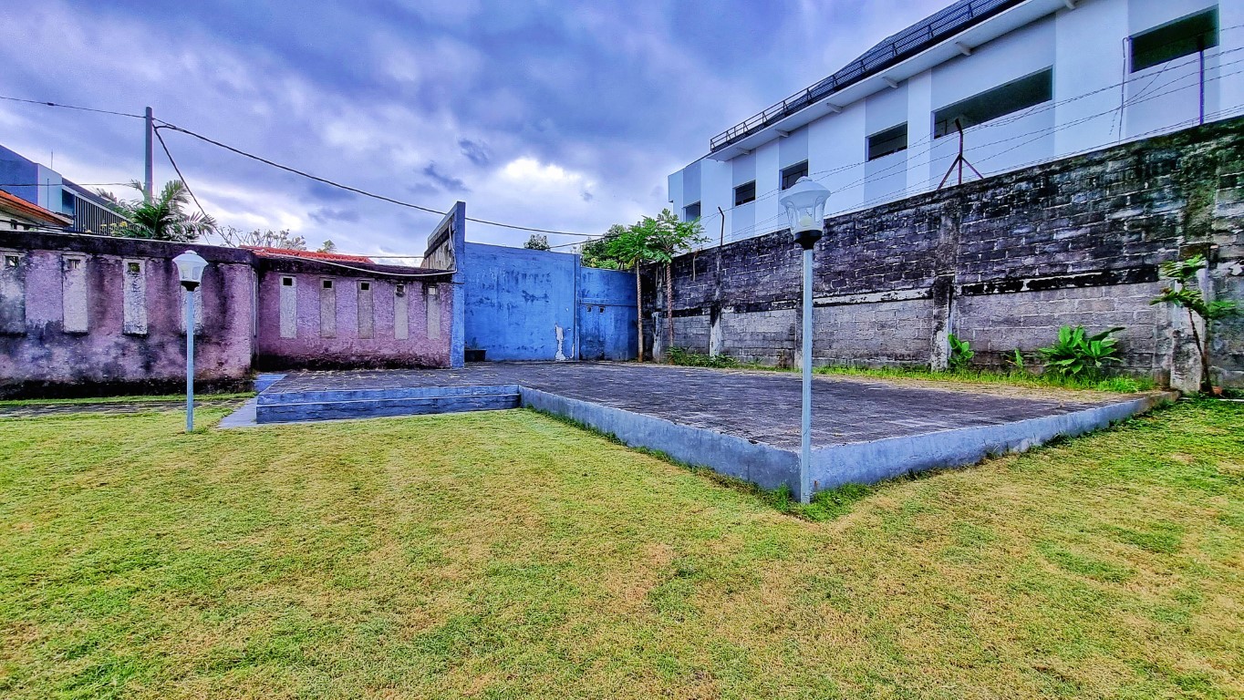 RUMAH BESAR HALAMAN LUAS DI RENON