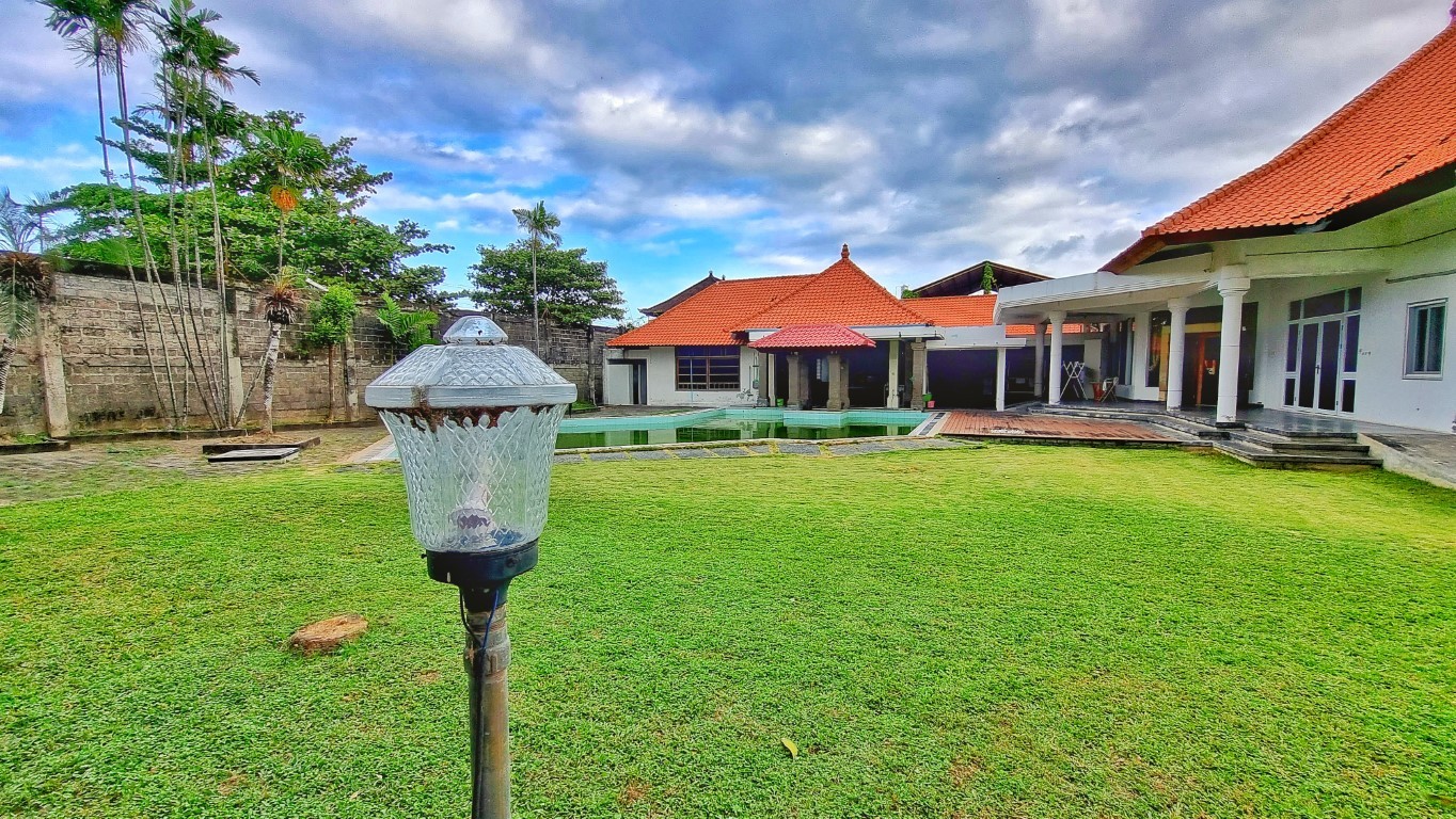 RUMAH BESAR HALAMAN LUAS DI RENON