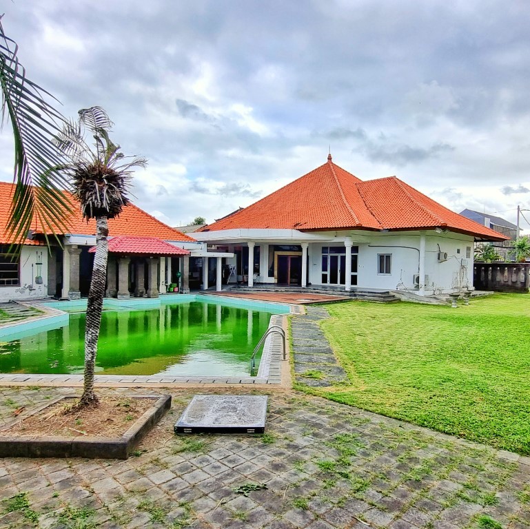 RUMAH BESAR HALAMAN LUAS DI RENON