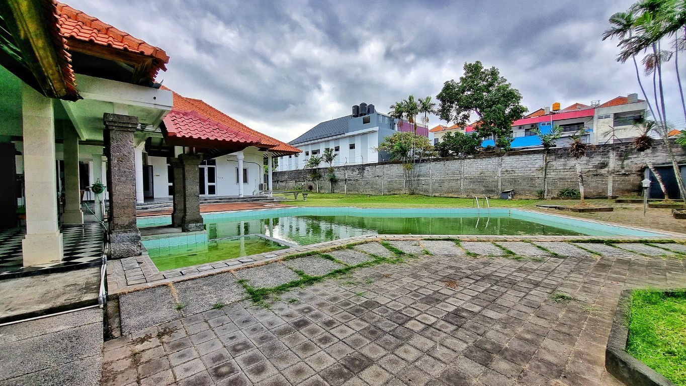 RUMAH BESAR HALAMAN LUAS DI RENON