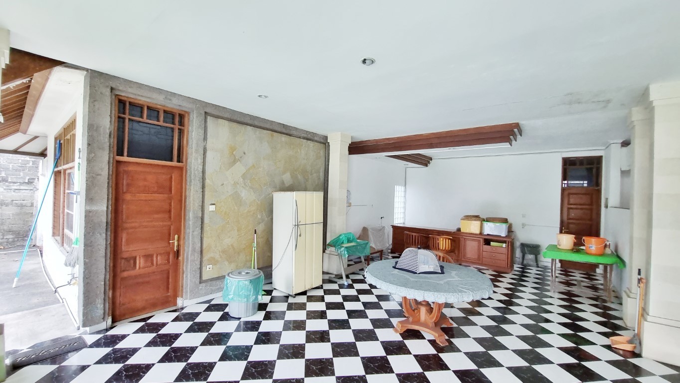 RUMAH BESAR HALAMAN LUAS DI RENON