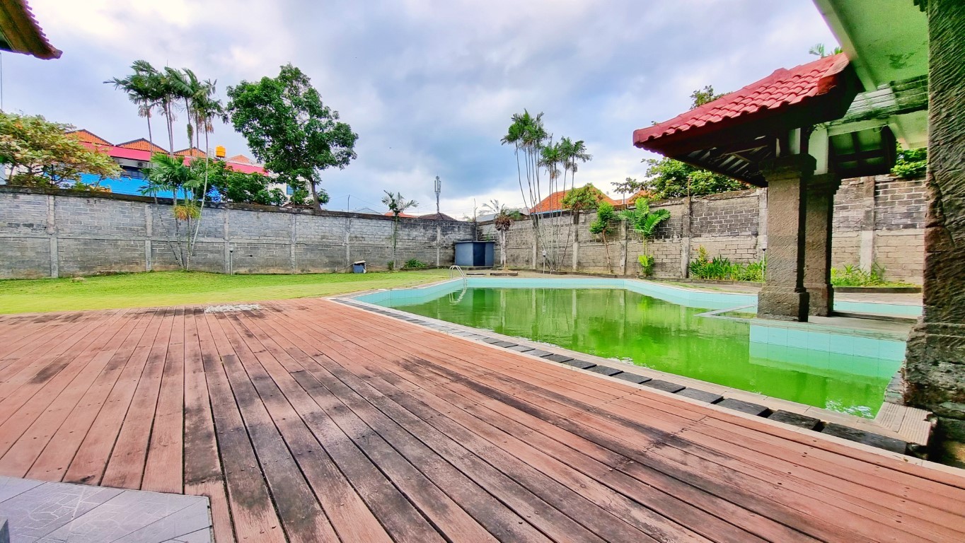 RUMAH BESAR HALAMAN LUAS DI RENON
