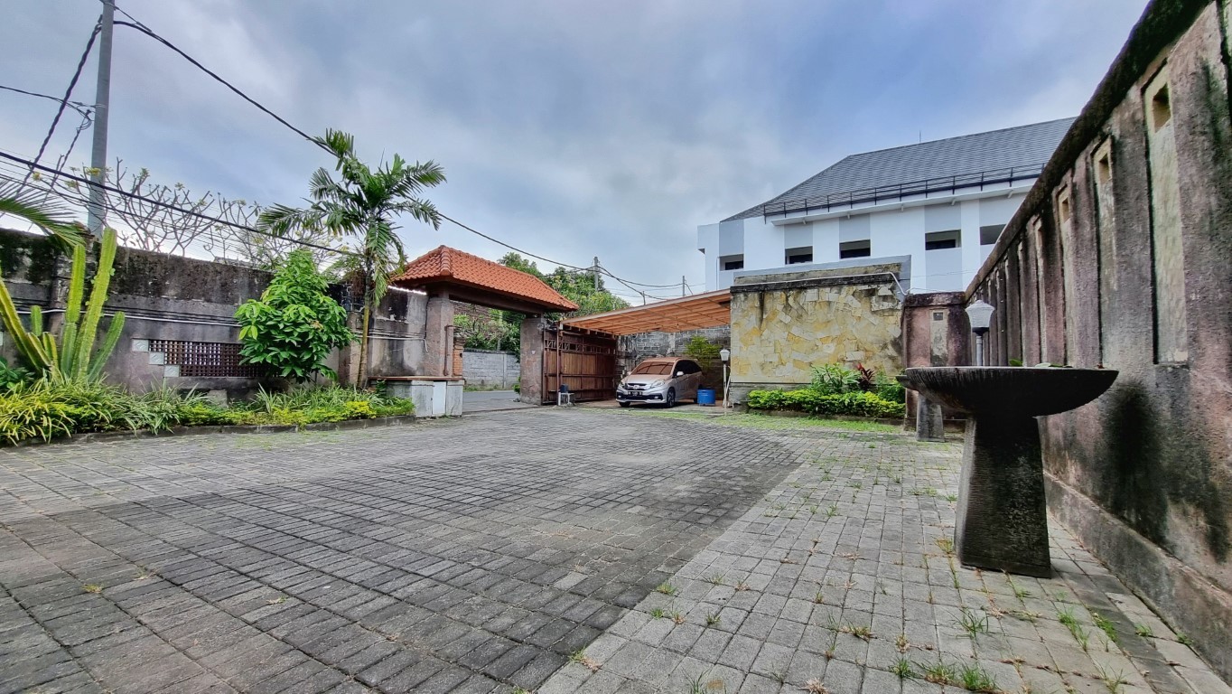RUMAH BESAR HALAMAN LUAS DI RENON
