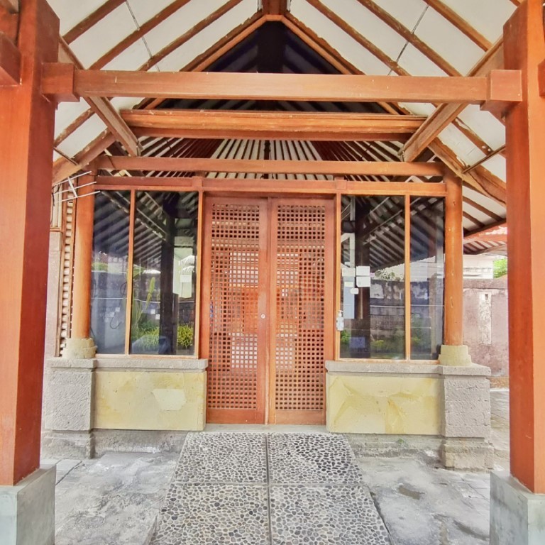 RUMAH BESAR HALAMAN LUAS DI RENON