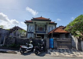 RUMAH BESAR DENGAN PRIVATE POOL DI SESETAN DENPASAR