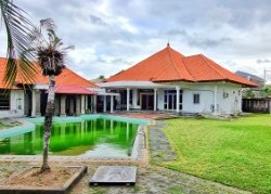 RUMAH BESAR HALAMAN LUAS DI RENON